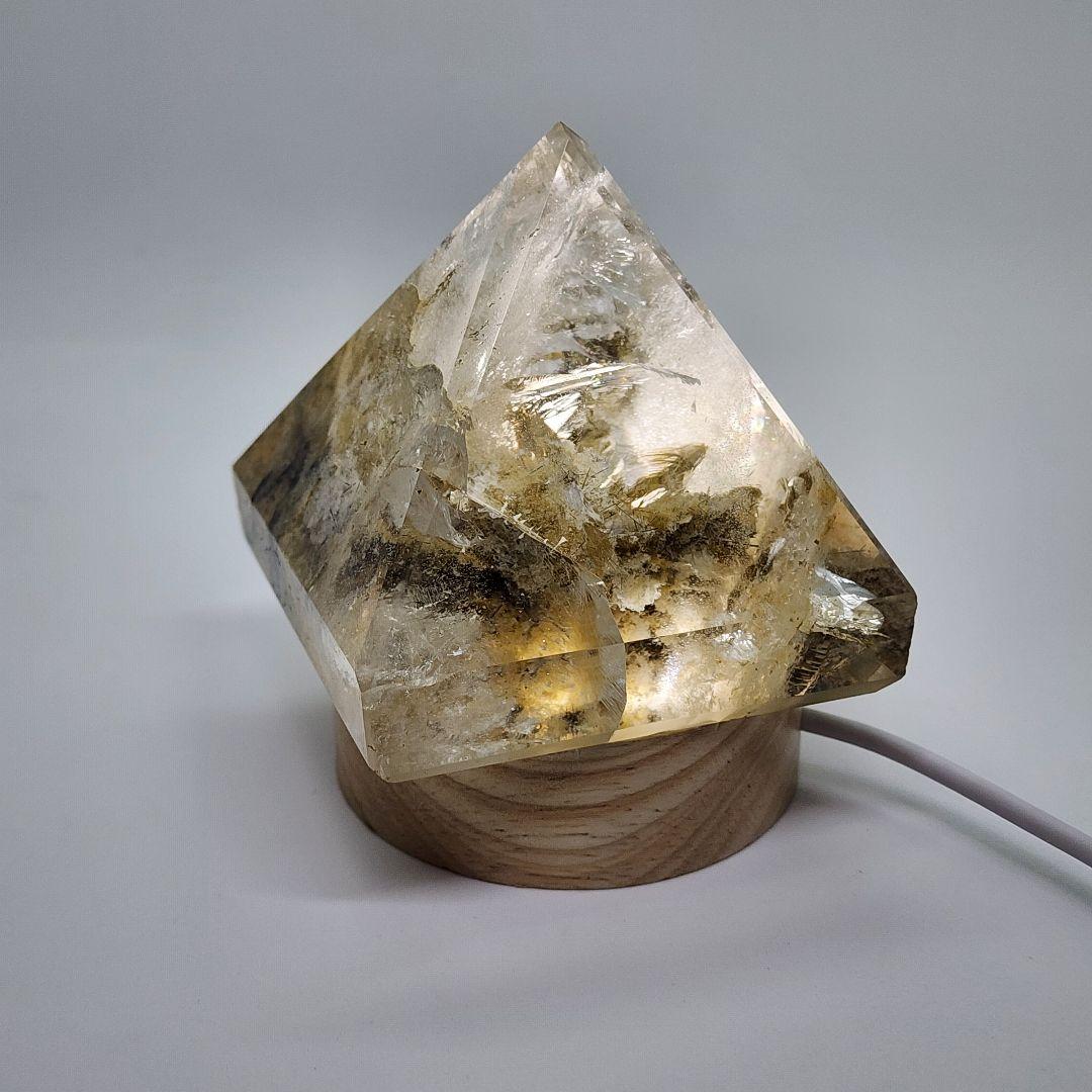 ガーデン水晶の珍しいピラミッド型置物