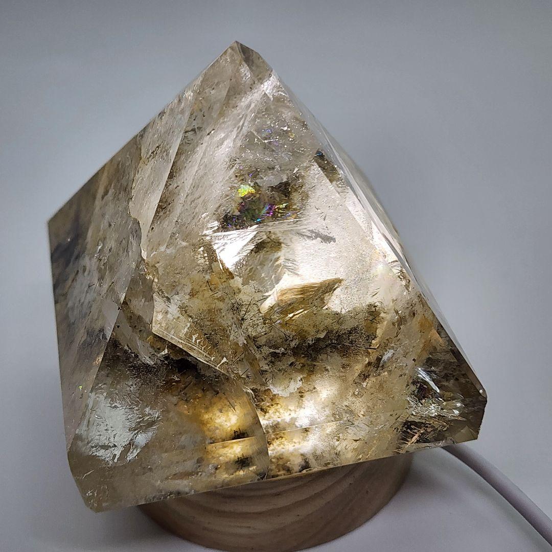 ガーデン水晶の珍しいピラミッド型置物