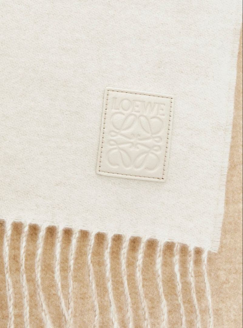 LOEWE ベージュ ウールマフラー フリンジ付き