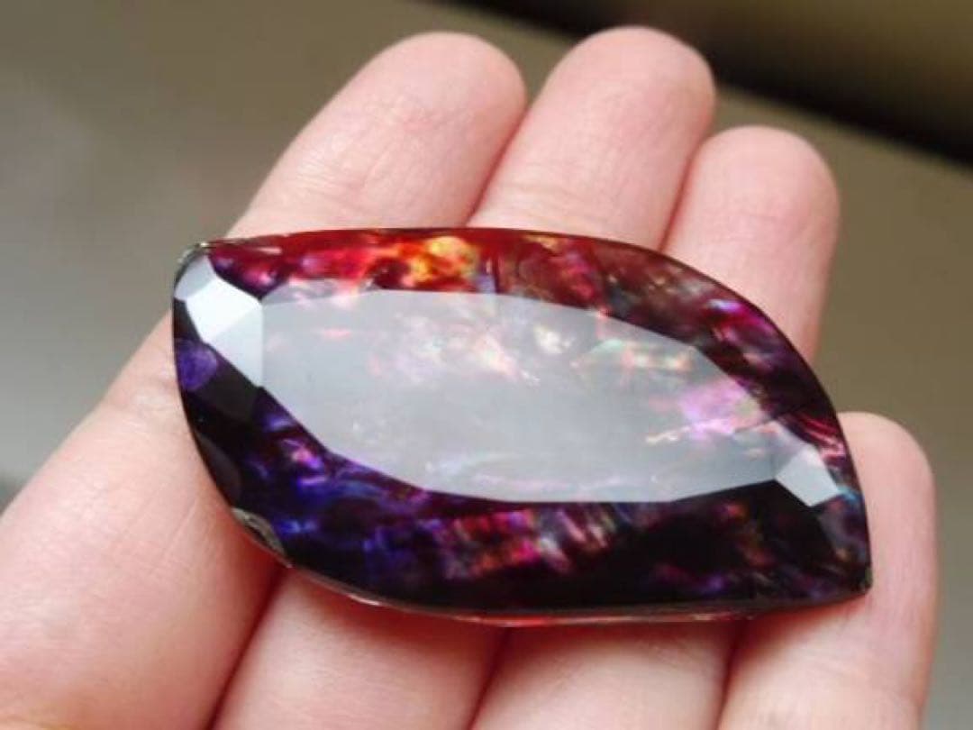 焔虹の奇跡 アンモライト　63.70ct 鑑定書付き