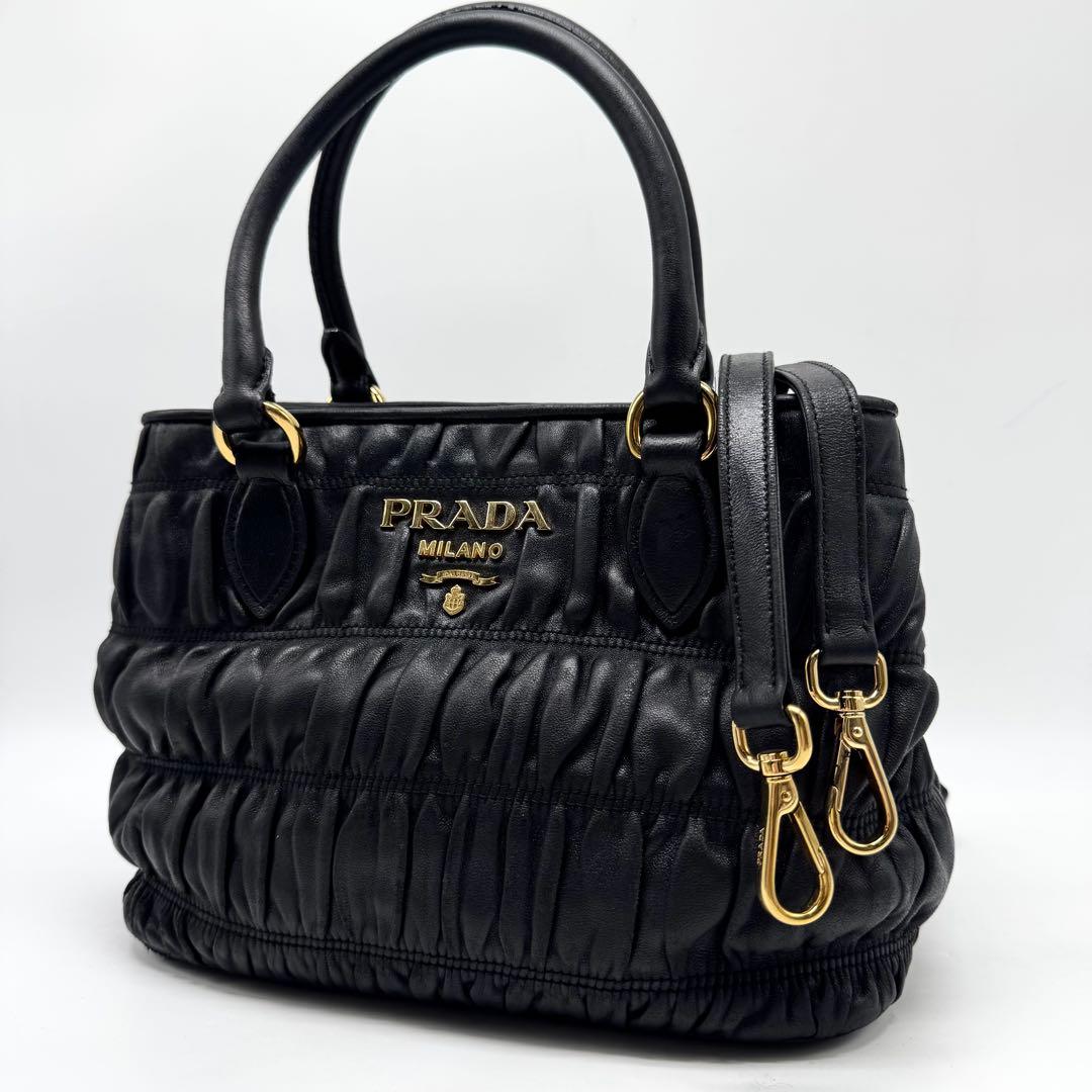 【近年型・美品】プラダ プリーツ ギャザー ナッパレザー 2way ハンドバッグ