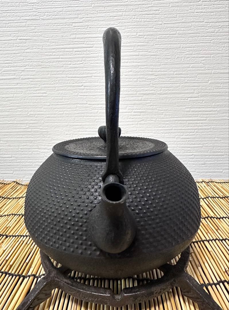 未使用品　南部虎山工房造　１０型アラレ　南部鉄瓶　南部鉄器　鉄瓶