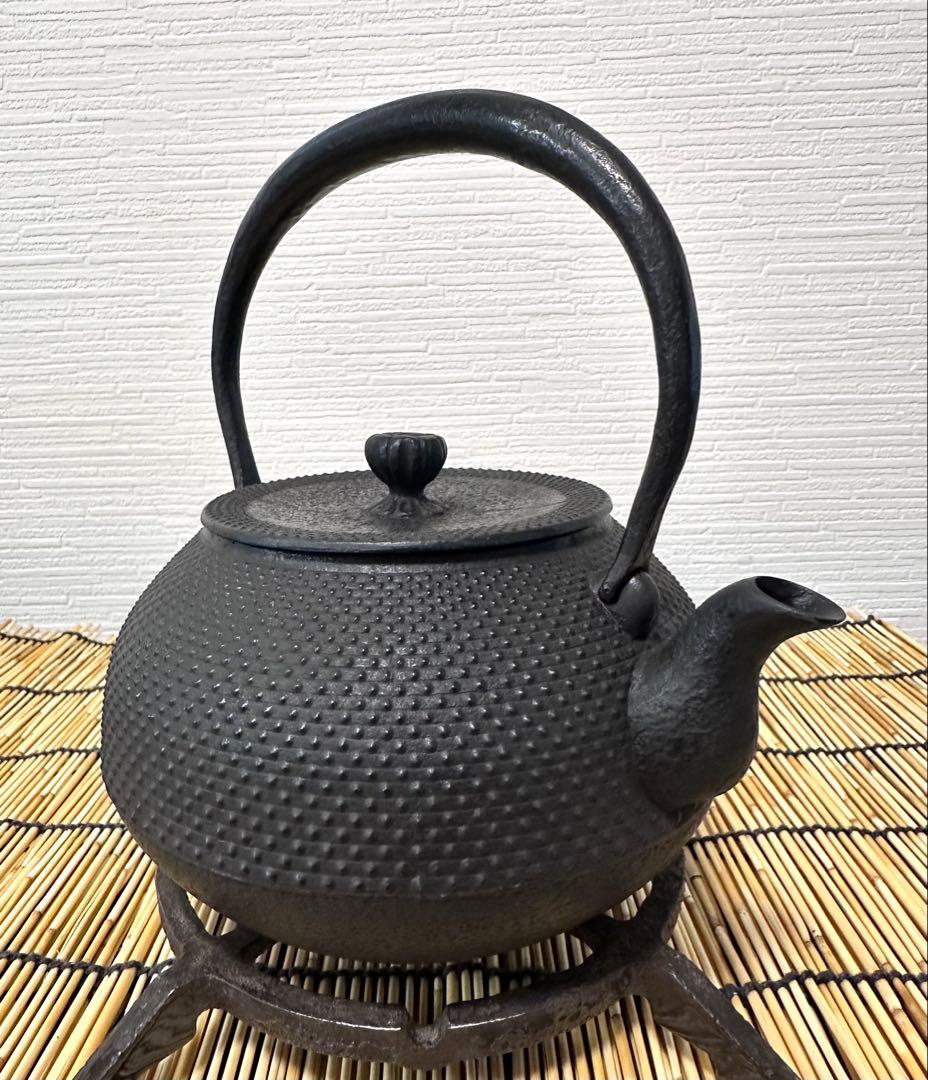 未使用品　南部虎山工房造　１０型アラレ　南部鉄瓶　南部鉄器　鉄瓶