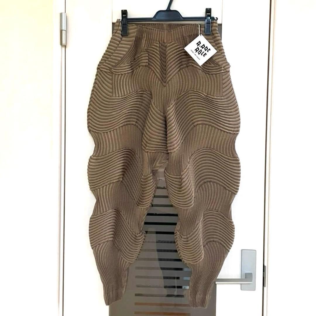 新品タグ付き　A-POC ABLE イッセイミヤケ　波形プリーツパンツ