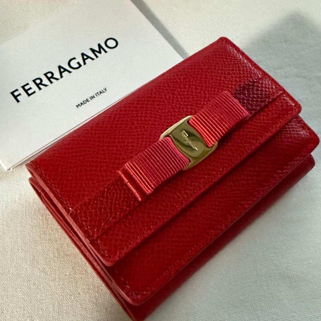 新品 未使用 フェラガモ レザー三つ折り財布 レッド リボン