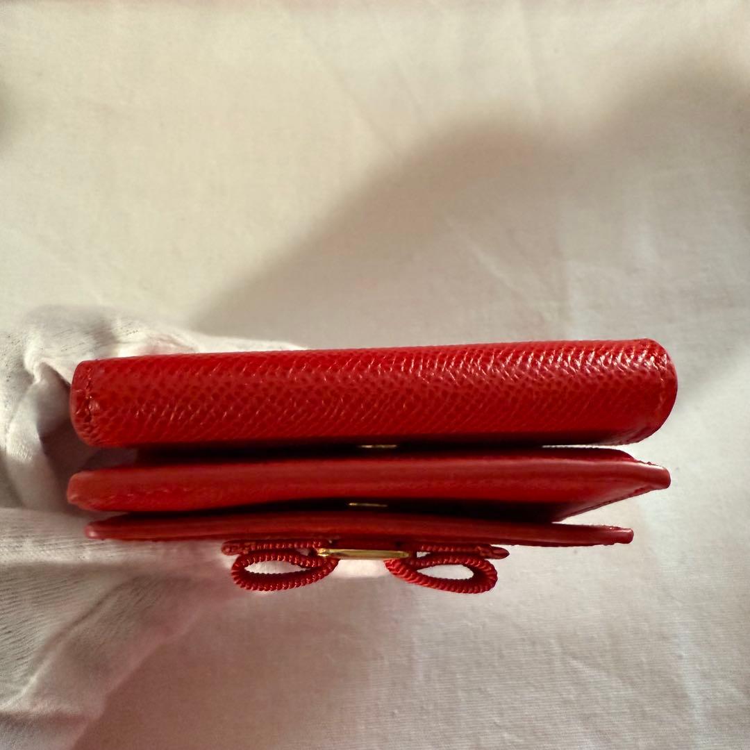 新品 未使用 フェラガモ レザー三つ折り財布 レッド リボン