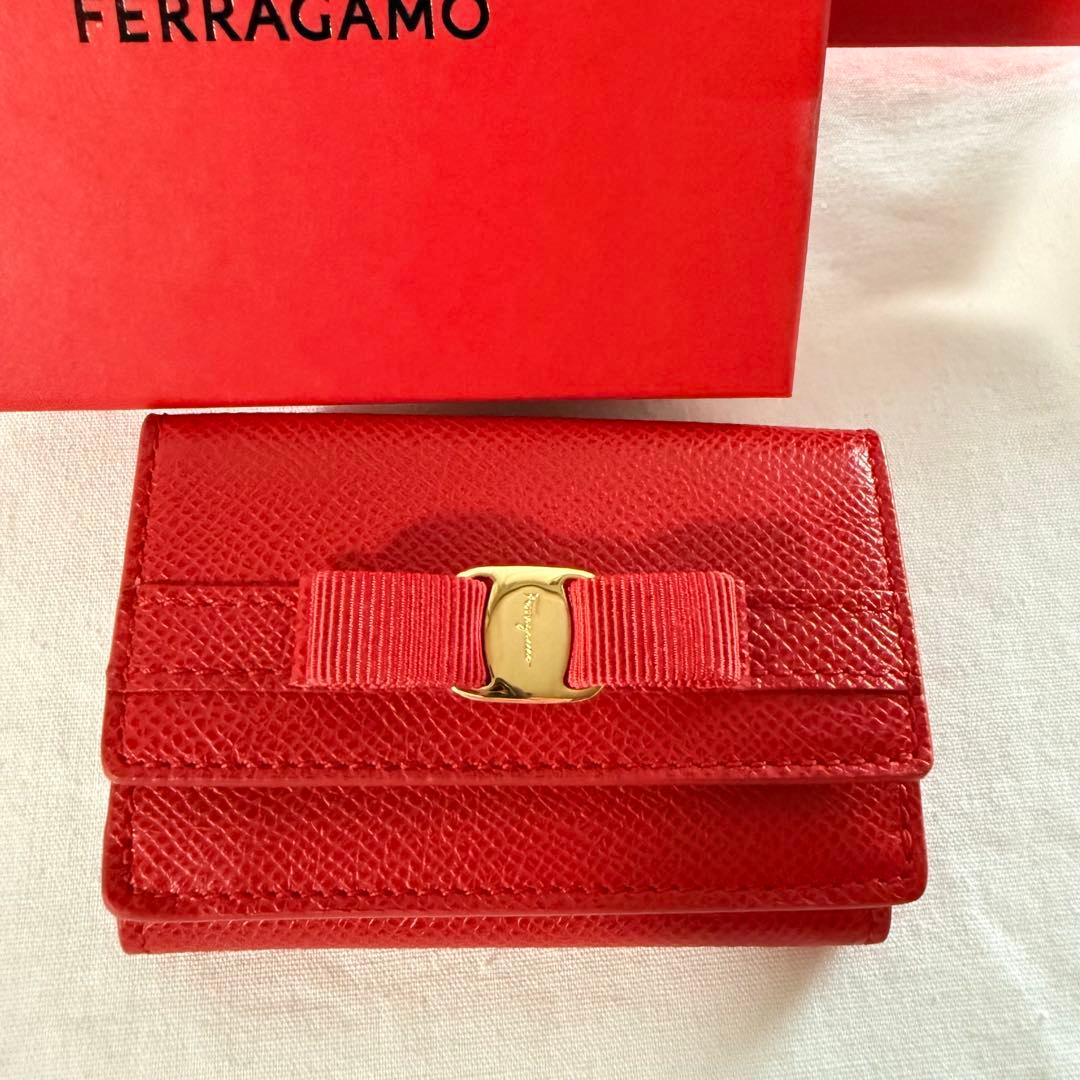 新品 未使用 フェラガモ レザー三つ折り財布 レッド リボン