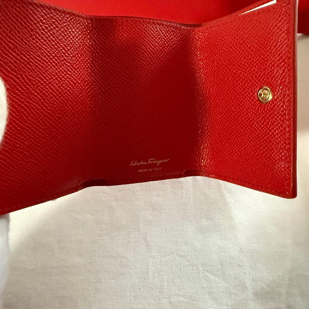新品 未使用 フェラガモ レザー三つ折り財布 レッド リボン