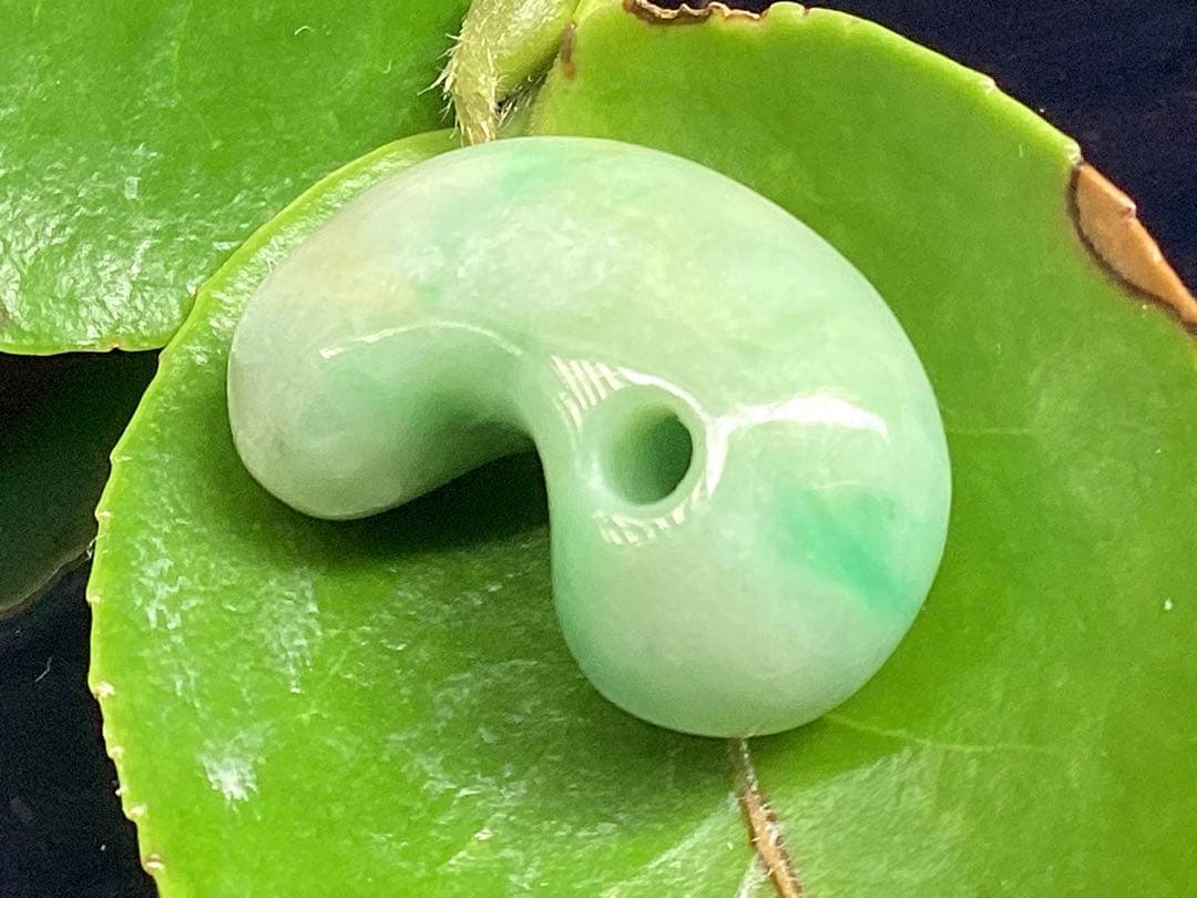 今回の原石大当たり極上*氷*糸魚川翡翠勾玉アイスジェイド幸運御守りソーティング付