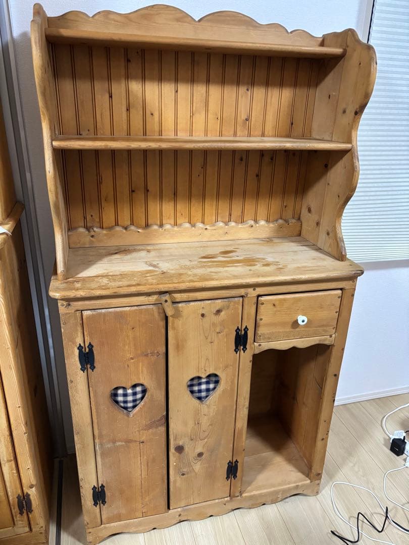 カントリー風木製シェルフ ハート型扉付き