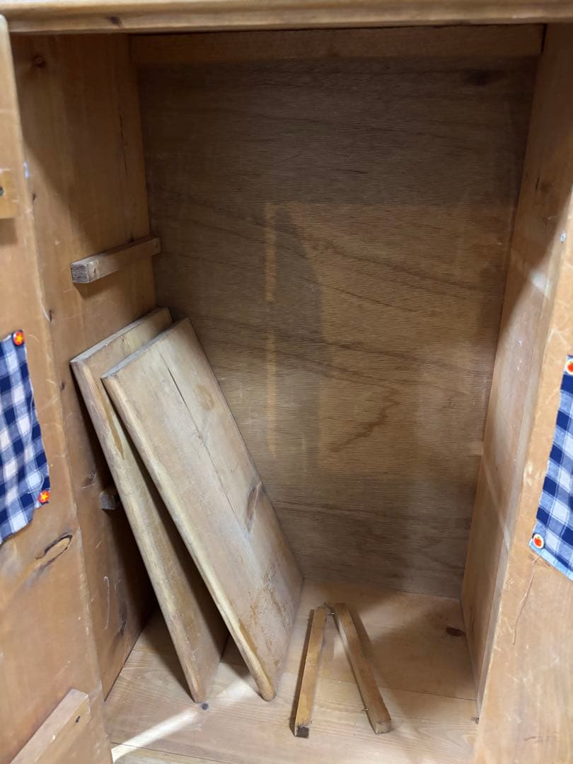 カントリー風木製シェルフ ハート型扉付き