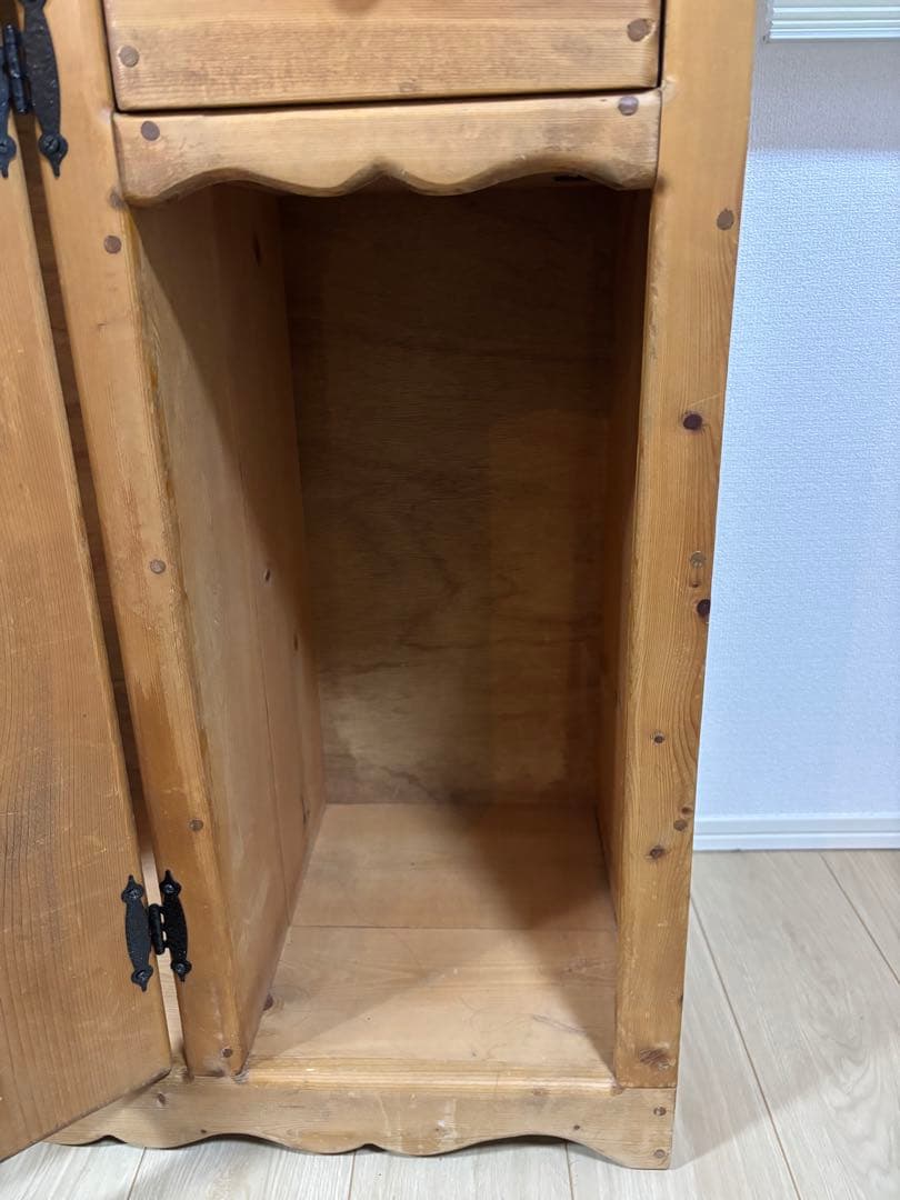 カントリー風木製シェルフ ハート型扉付き