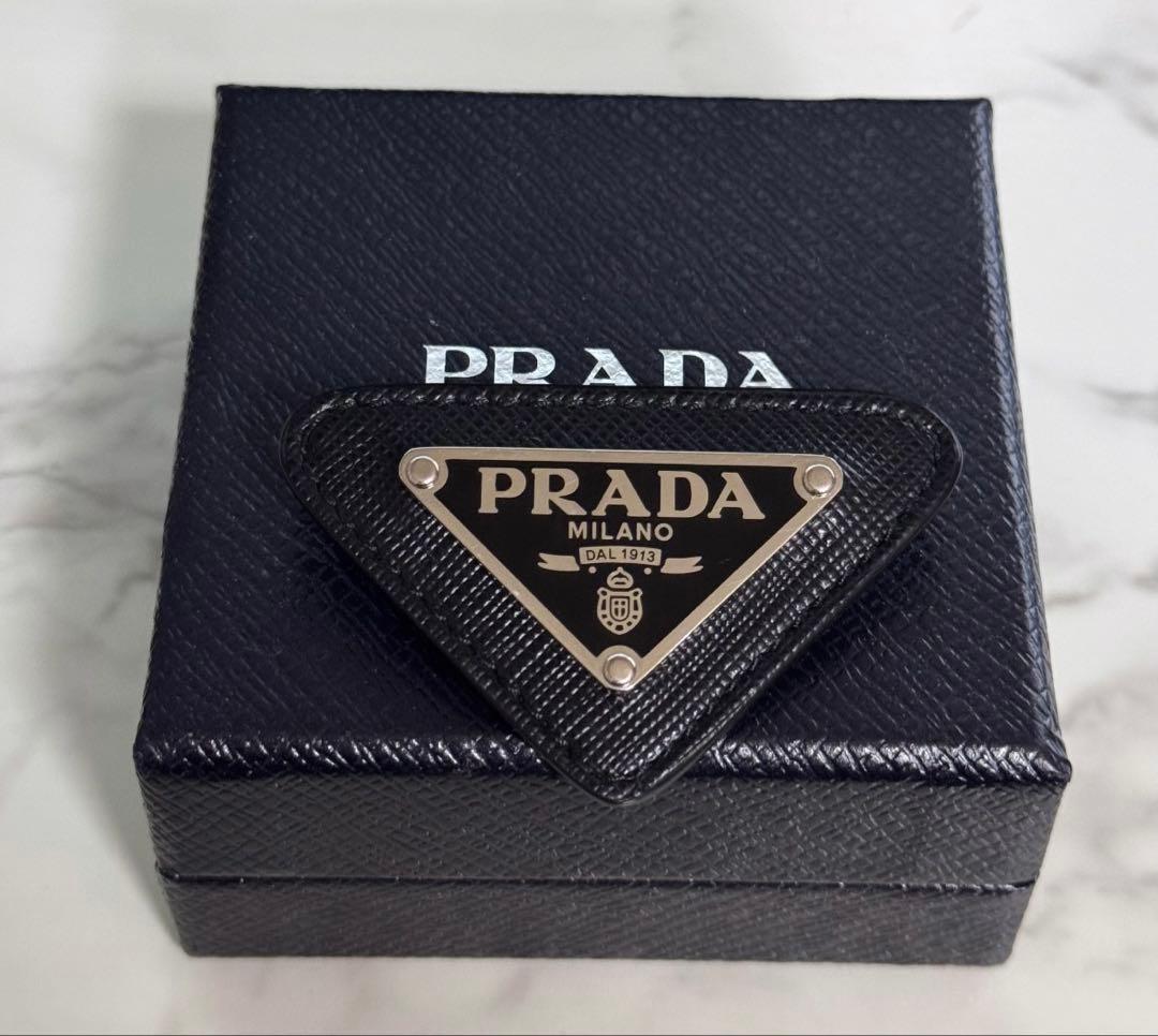 PRADA プラダ トライアングルロゴ ブローチ