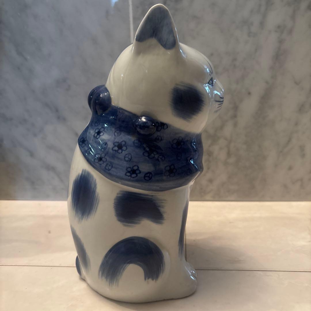 九谷焼アンティーク　妖艶な瞳やまつ毛、体の模様が芸術的で可愛い花柄前掛けの招き猫