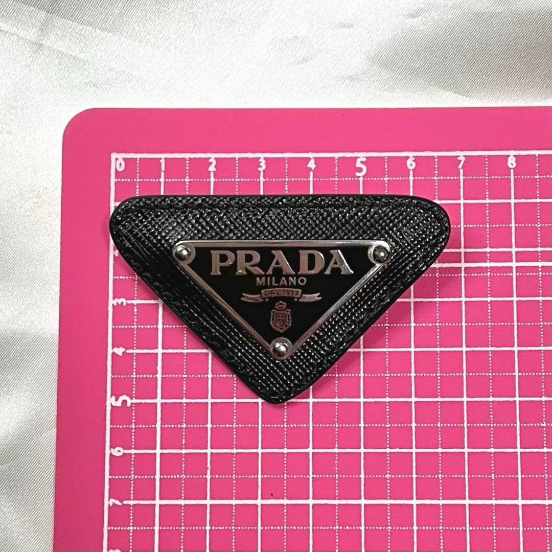 PRADA サフィアーノ トライアングルロゴ ブローチ 最終値下