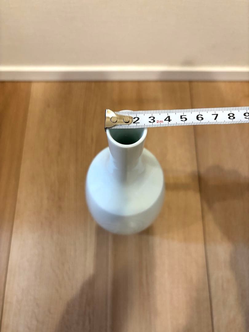 【井上萬二】白磁の伝統　日本の名窯　人間国宝　井上萬二　染彫麦文　小花瓶