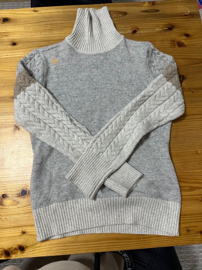 デサント　グレー タートルネック ケーブル編み セーター