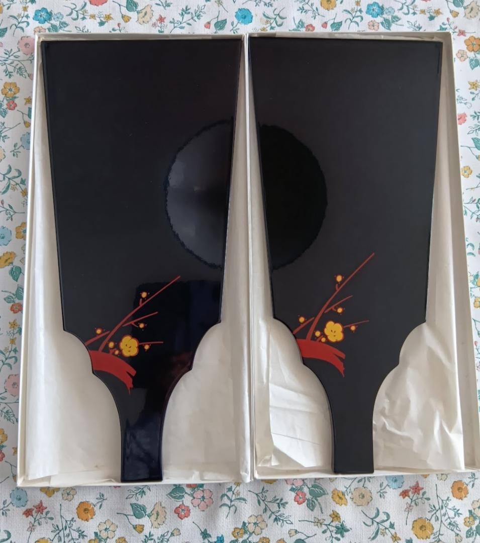 羽子板型　川連漆器 2個セット 木製本漆塗　黒・赤 リバーシブル