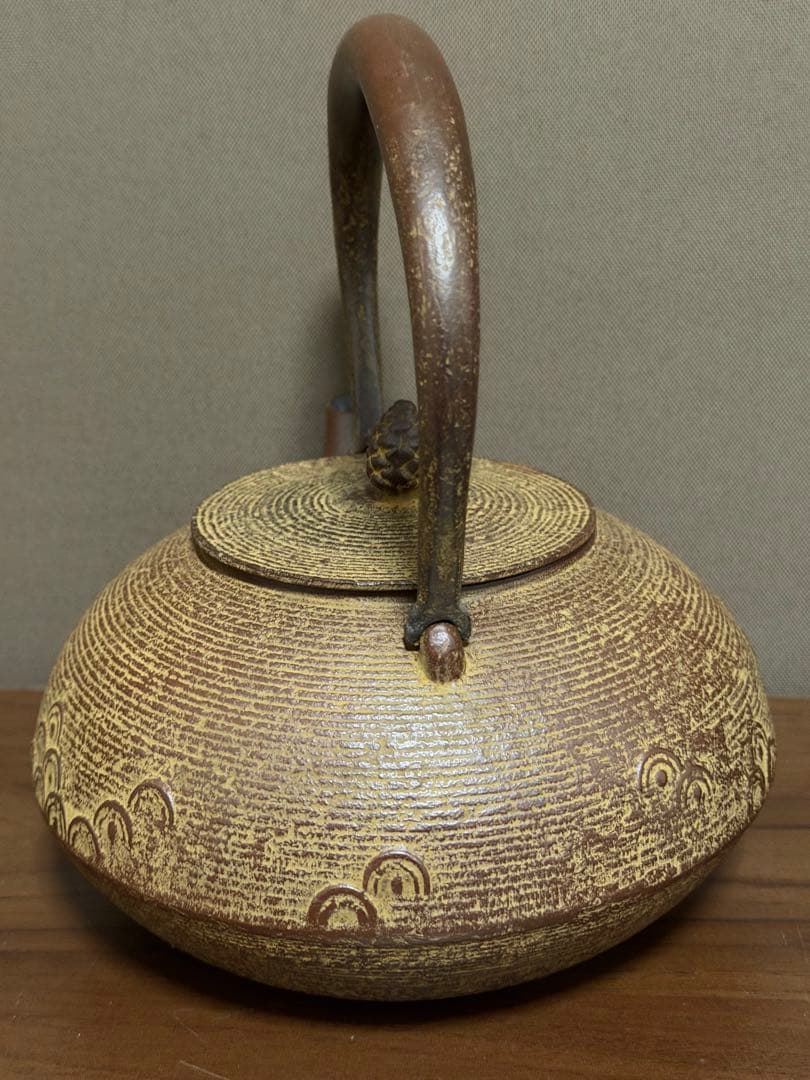 岩手県奥州　水沢幸工芸　現代の名工佐藤勝久造 １５型 南部鉄瓶　丸平型糸目波文