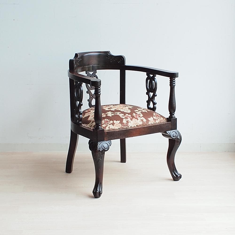 アンティーク アームチェア A 猫脚 鋲 透かし彫り 彫刻 マホガニー材
