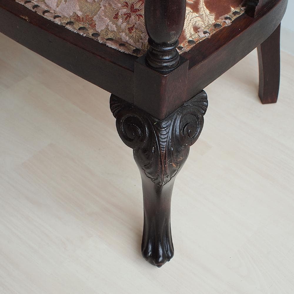 アンティーク アームチェア A 猫脚 鋲 透かし彫り 彫刻 マホガニー材