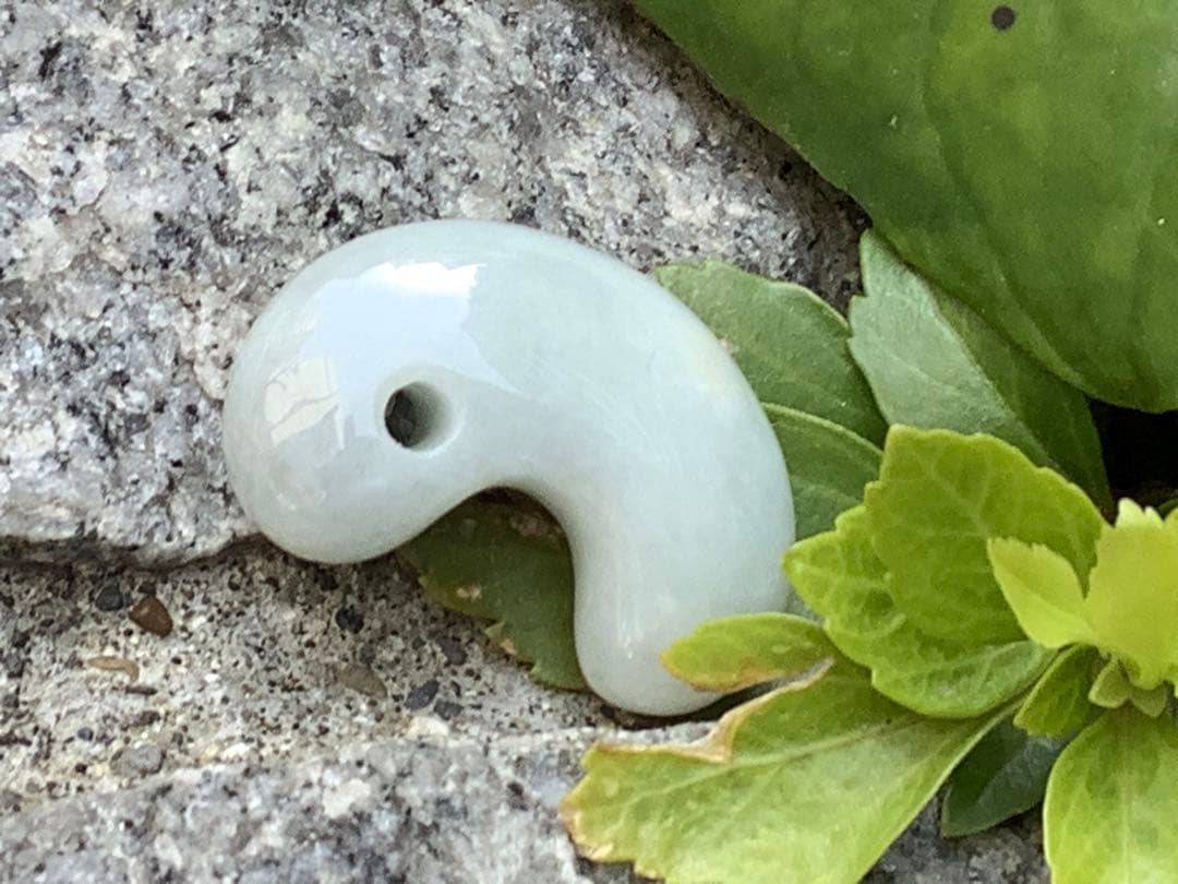 ✳綺麗な御守りです‼️　糸魚川翡翠勾玉　一生物の本物をお持ちください　鑑別書付本物