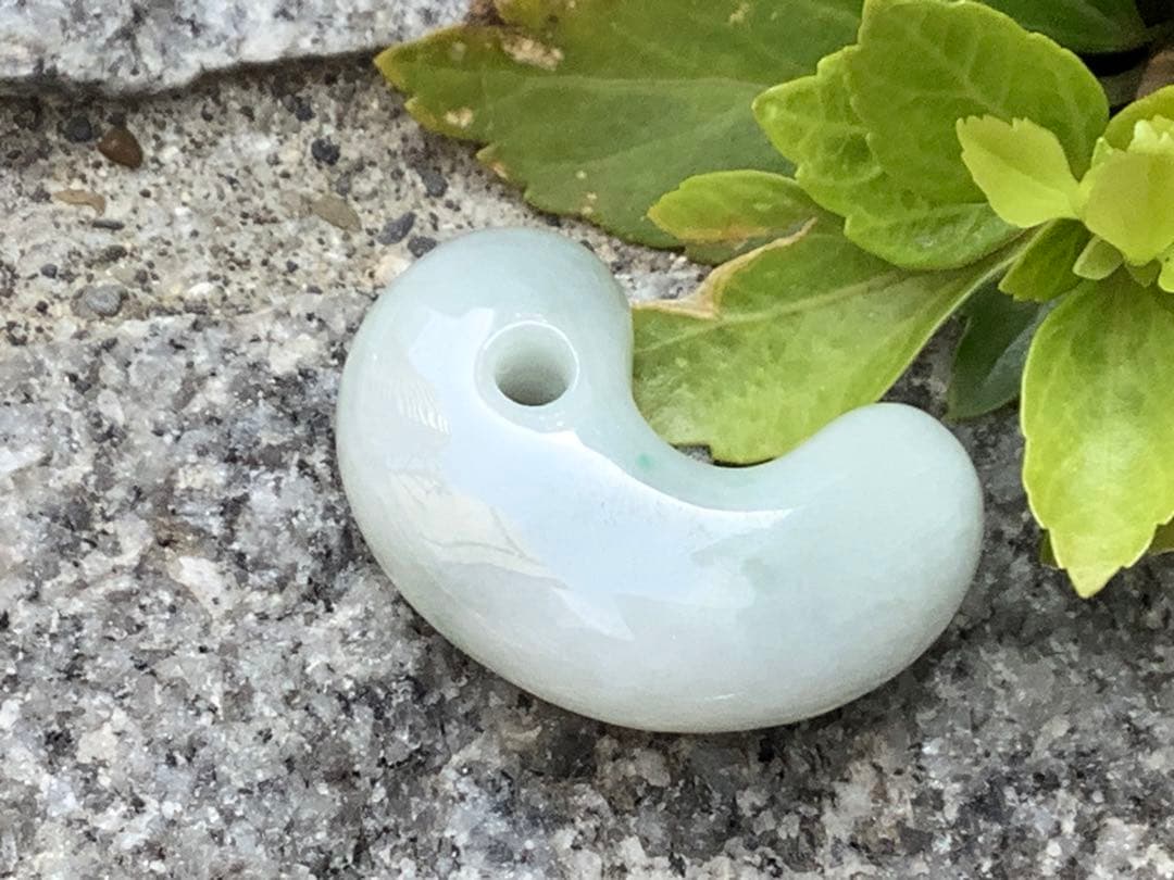 ✳綺麗な御守りです‼️　糸魚川翡翠勾玉　一生物の本物をお持ちください　鑑別書付本物