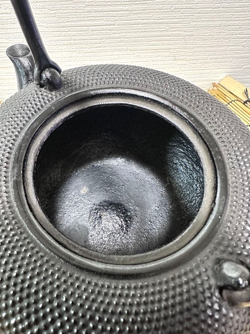 未使用品　敬典工房正寿堂山正　人間国宝髙橋敬典作１２型アラレ　南部鉄瓶