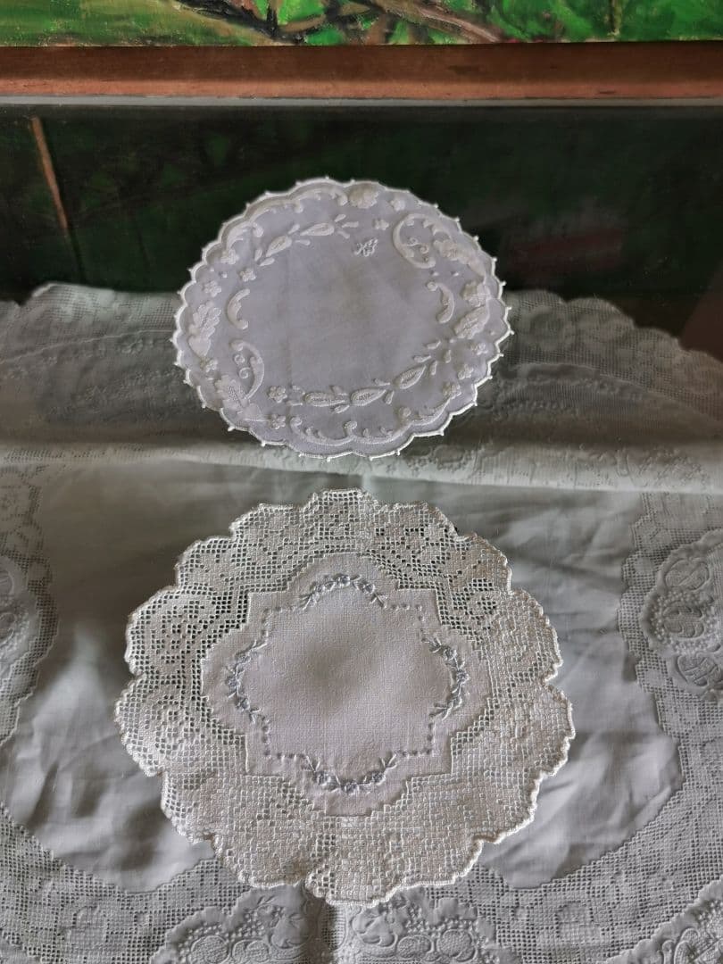 アンティーク シアーなオーガンジードイリー 桜草ペイズリ風アップリケ KJ刺繍