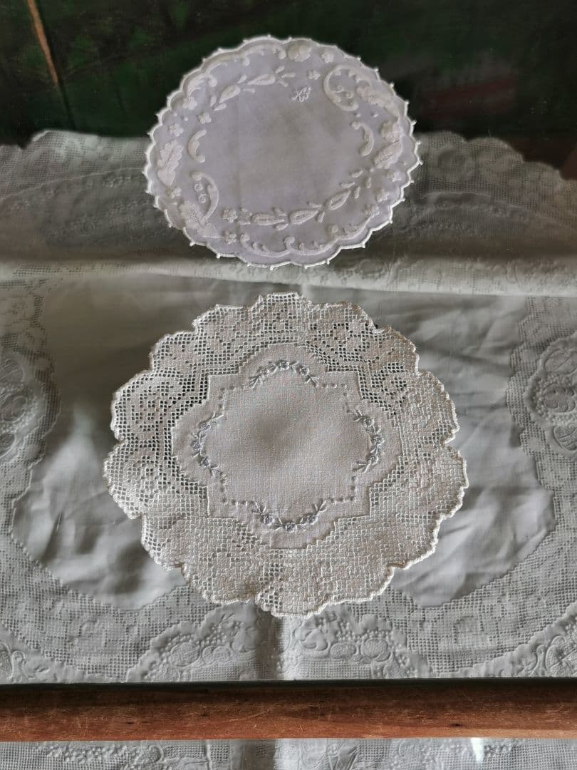 アンティーク シアーなオーガンジードイリー 桜草ペイズリ風アップリケ KJ刺繍