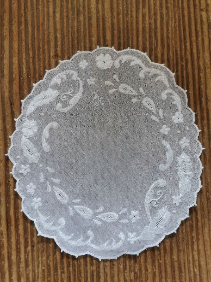 アンティーク シアーなオーガンジードイリー 桜草ペイズリ風アップリケ KJ刺繍