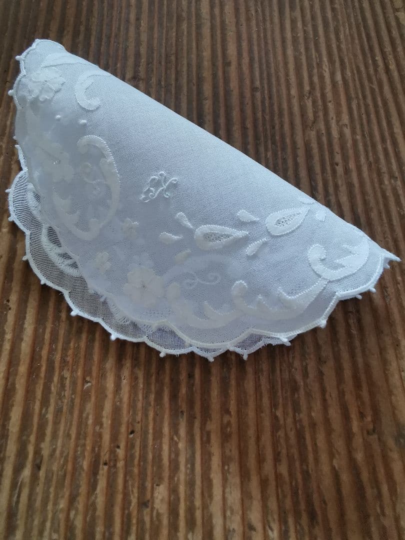 アンティーク シアーなオーガンジードイリー 桜草ペイズリ風アップリケ KJ刺繍