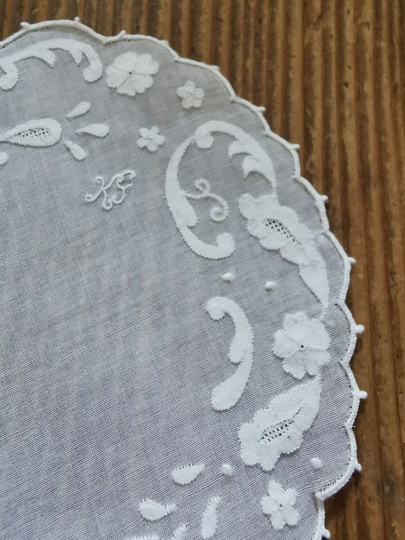 アンティーク シアーなオーガンジードイリー 桜草ペイズリ風アップリケ KJ刺繍