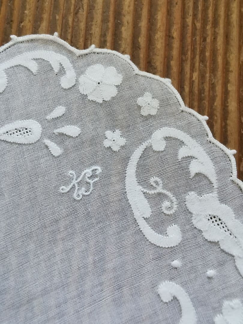 アンティーク シアーなオーガンジードイリー 桜草ペイズリ風アップリケ KJ刺繍