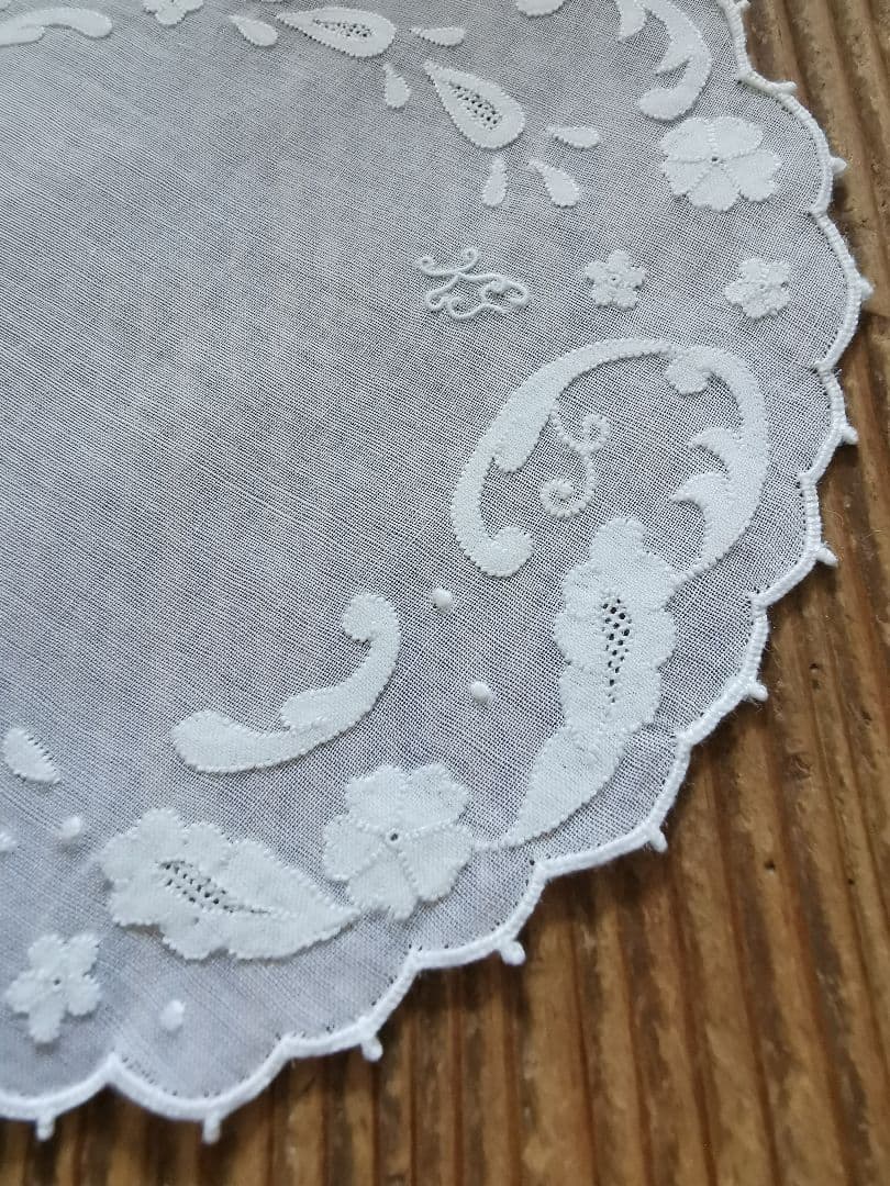 アンティーク シアーなオーガンジードイリー 桜草ペイズリ風アップリケ KJ刺繍