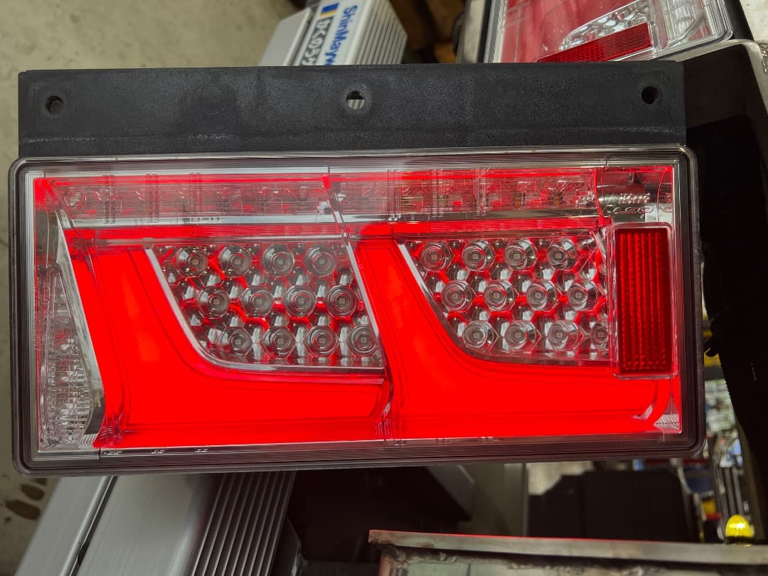 いすゞ ギガ 左テールランプ 中古 2連 KOITO レンズひび有