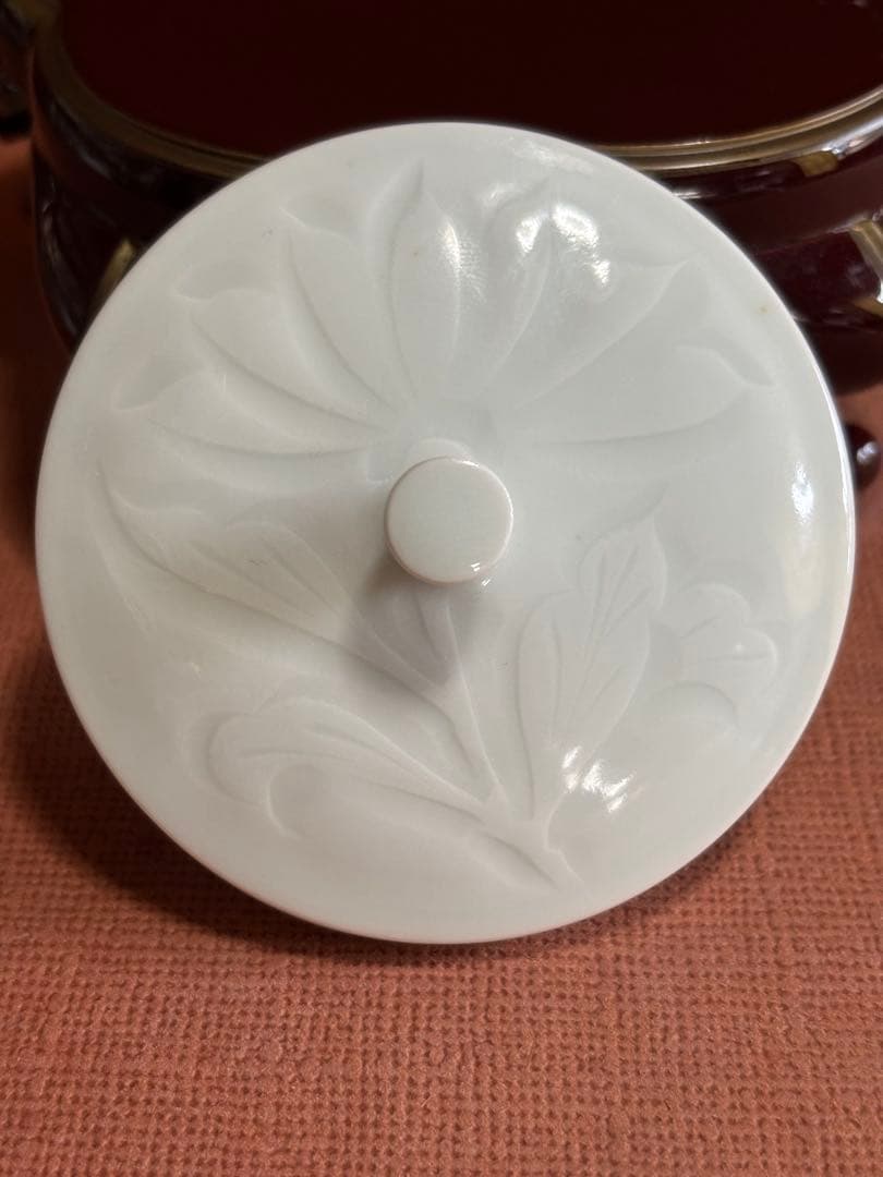 大英博物館日本人初個展鬼才澤田痴陶人作白磁彫刻文牡丹花繋囲垣文蓋付筒碗　未使用