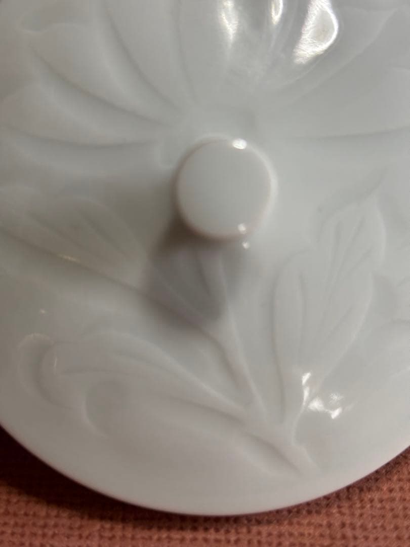 大英博物館日本人初個展鬼才澤田痴陶人作白磁彫刻文牡丹花繋囲垣文蓋付筒碗　未使用