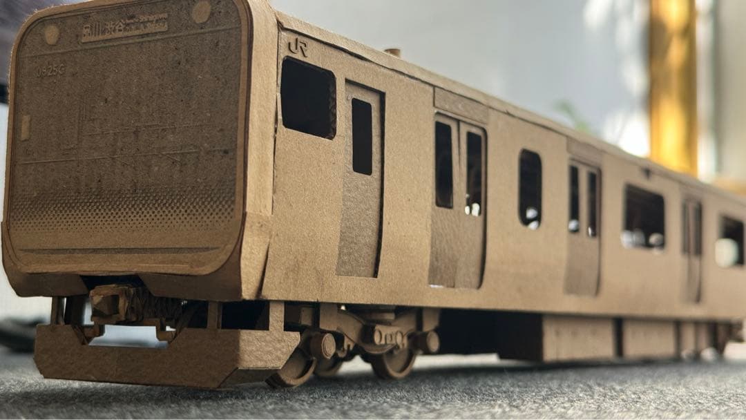 段ボール、紙　山手線E235系