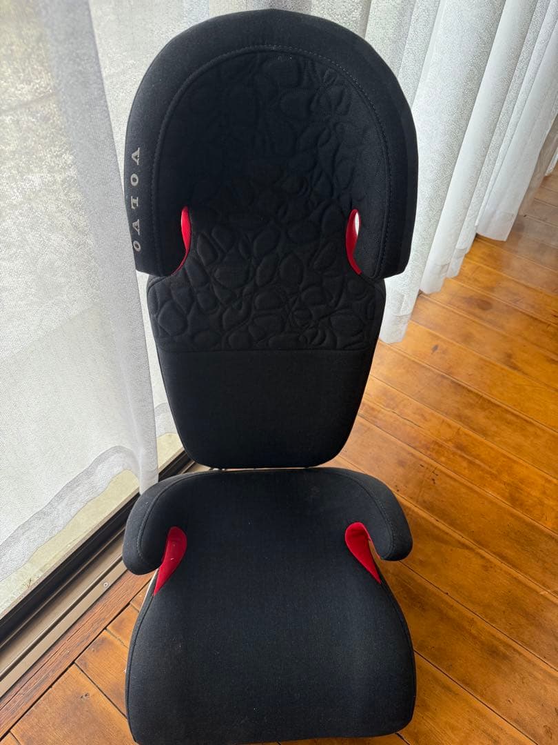 VOLVO ジュニアシート ブラック/レッド