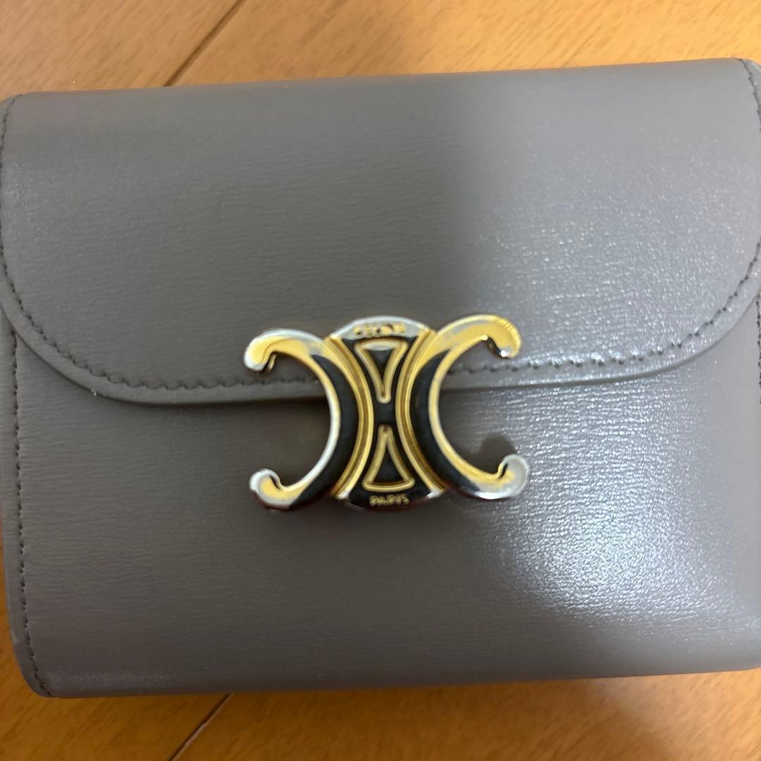 セリーヌ　グレー 二つ折り財布 金色ロゴ付き