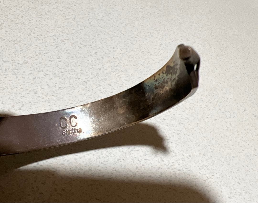 ナバホ族 クリスチャーリー作 CHRIS CHARLEY フェザーバングル