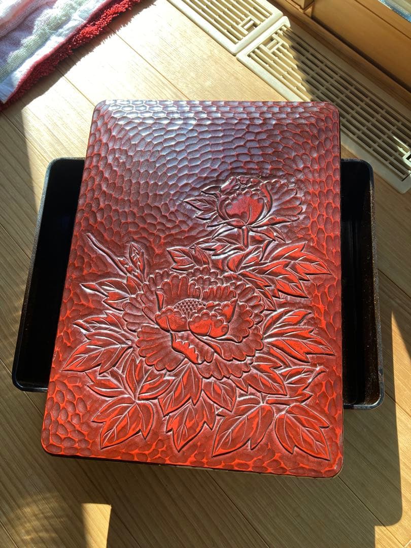 赤い漆器 花彫刻