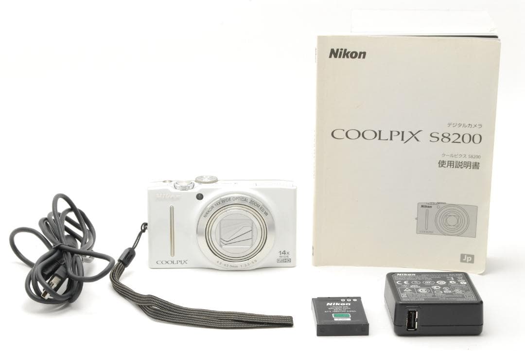Nikon COOLPIX S8200 本体と付属品