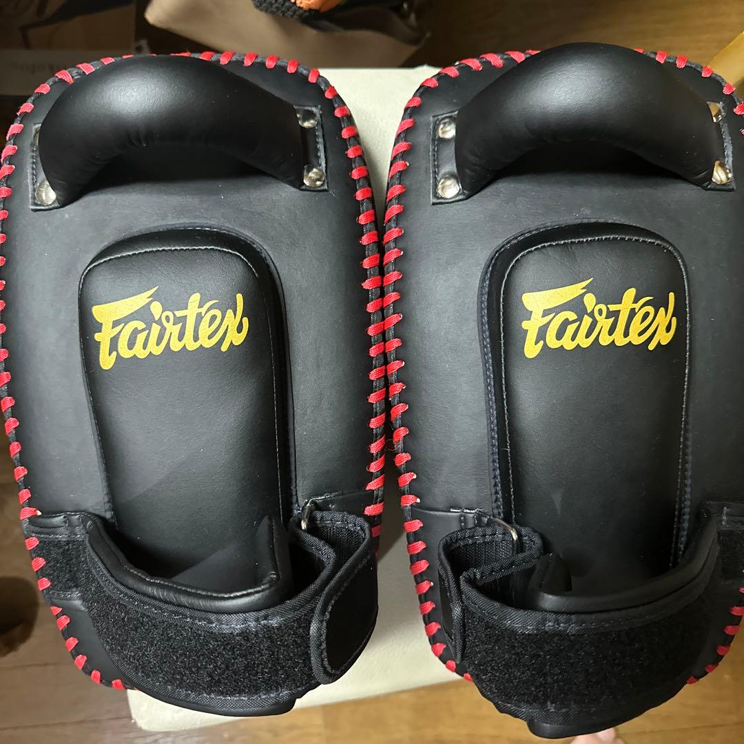Fairtex キックミット KPLC5 | 黒金