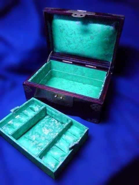 翡翠が象嵌された大きめの頑丈な宝石箱です。未使用品。上海製　元箱つき