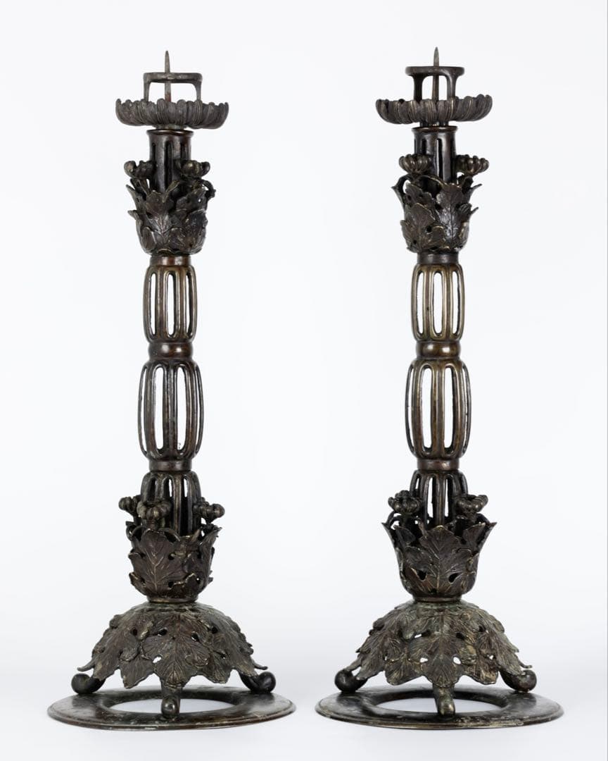 【大型燭台一対】透彫菊花文 細密彫刻 蝋燭立 仏教美術 仏壇 仏具 骨董 古美術