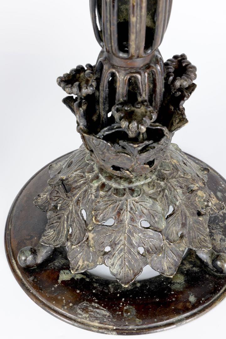 【大型燭台一対】透彫菊花文 細密彫刻 蝋燭立 仏教美術 仏壇 仏具 骨董 古美術