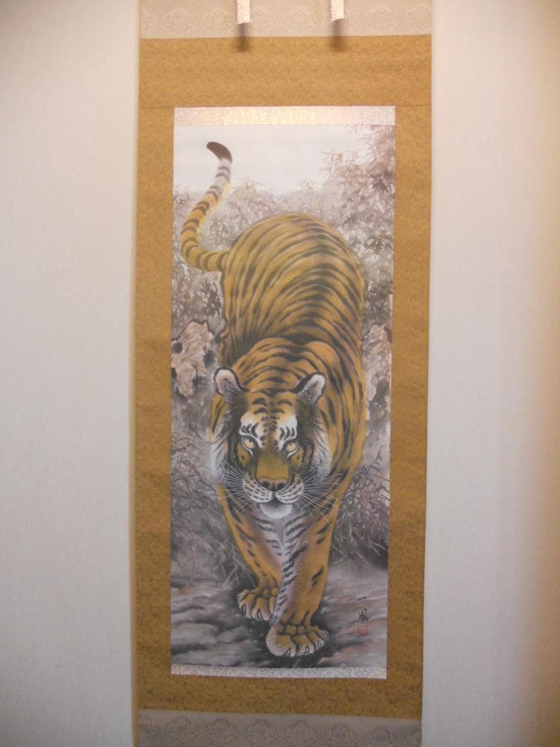 掛け軸 一鳳 猛虎 絹本 希少 軸装 茶道具 掛軸 美品 です。