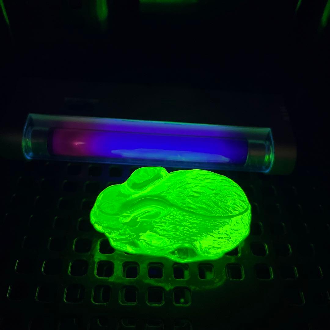 骨董　時代ガラス　プレス磨りガラス　兎　フィギュリン　文鎮　ウランガラス